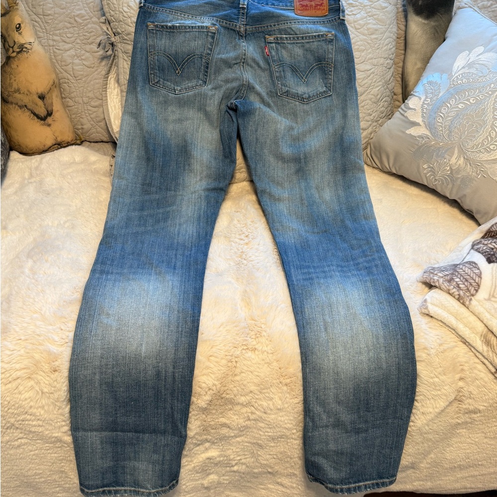 Vintage 501 25x32. Button fly. Distressed areas. Leather Levi’s branding label. - Picture 6 of 10